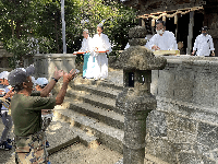 須賀神社の餅撒き